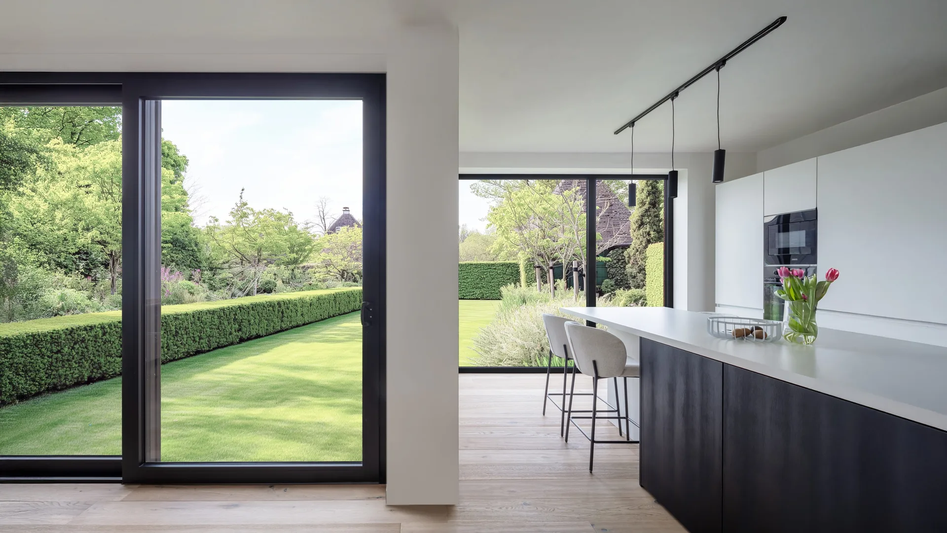 Ventanas de PVC en Medellín instaladas en casa moderna con perfiles Deceuninck